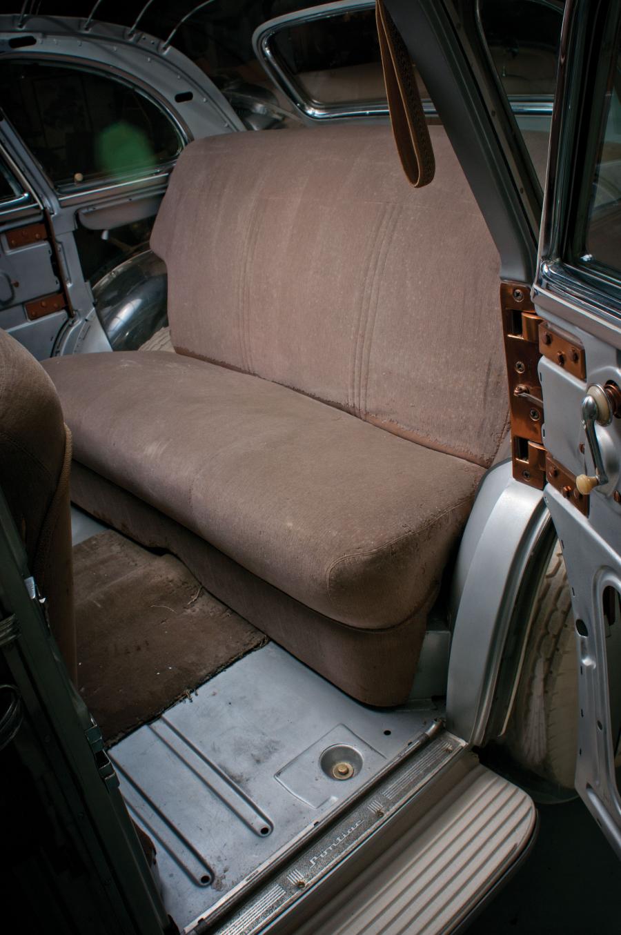  Pontiac Plexiglas Deluxe Six Ghost Car 1939 года  (фото 6 из 21)